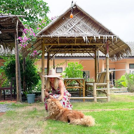 Bed and Breakfast Les Fleurs House Khao Lak Exteriér fotografie